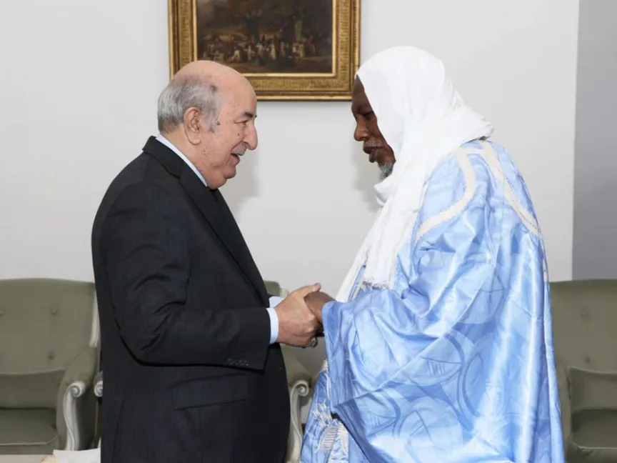 الرئيس الجزائري عبدالمجيد تبون خلال لقائه إمام الطريقة الكنتية في مالي محمود ديكو في الجزائر العاصمة. 19 ديسمبر 2023 - facebook/AlgerianPresidency