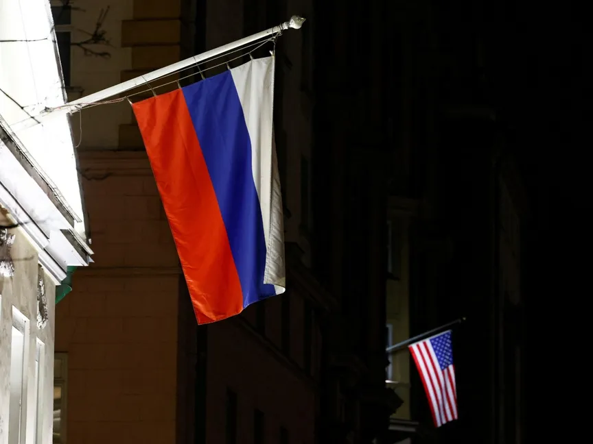 العلم الروسي على واجهة مبنى تاريخي إلى جانب العلم الأميركي على واجهة السفارة الأميركية في موسكو. 18 مارس 2025 - Reuters