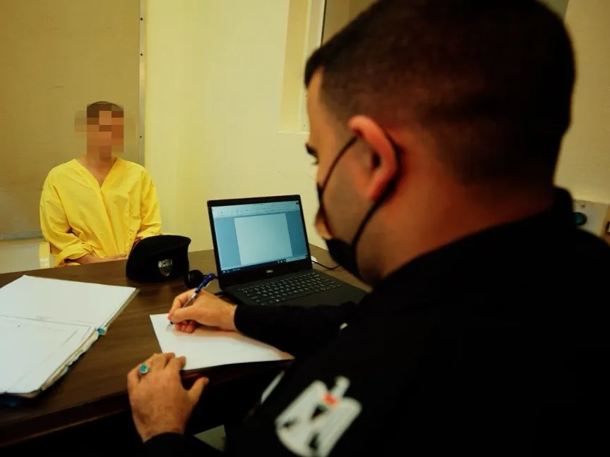 جلسة استجواب في العراق لأحد المتهمين المنقولين من سجون "داعش" في سوريا. - واع