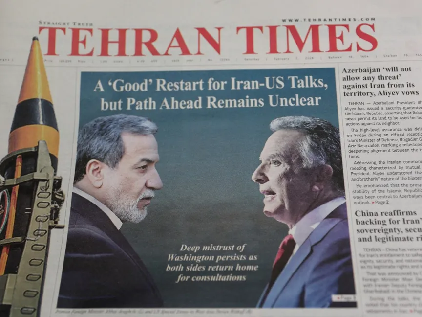 جانب من غلاف صحيفة إيرانية في العاصمة طهران. 7 فبراير 2026 - REUTERS