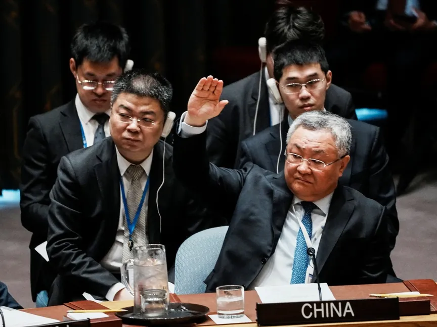 سفير الصين لدى الأمم المتحدة فو كونج يصوت برفض قرار ضد إيران خلال اجتماع مجلس الأمن في مقر الأمم المتحدة بمدينة نيويورك في الولايات المتحدة. 12 مارس 2026 - REUTERS