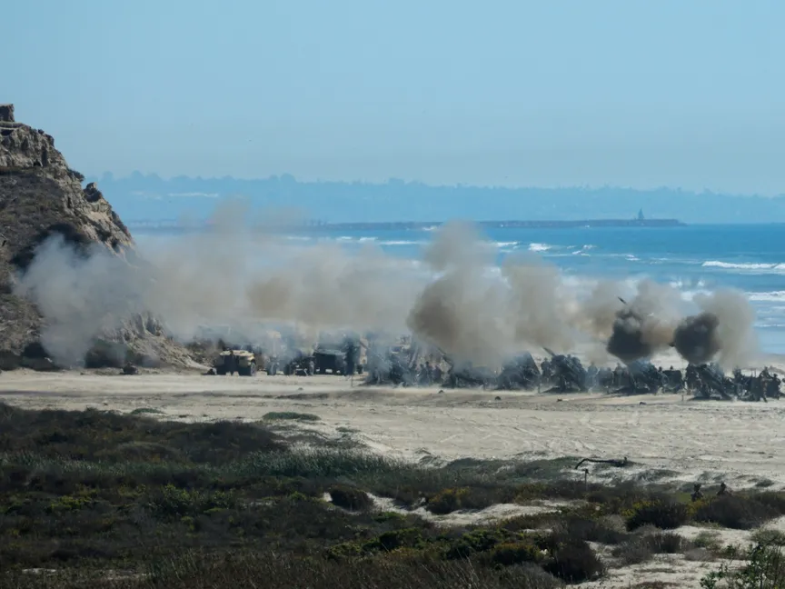 جانب من عرض عسكري للجيش الأميركي خلال احتفاله بالذكرى السنوية الـ 250 في معسكر بيندلتون بكاليفورنيا في الولايات المتحدة. 18 أكتوبر 2025 - Reuters