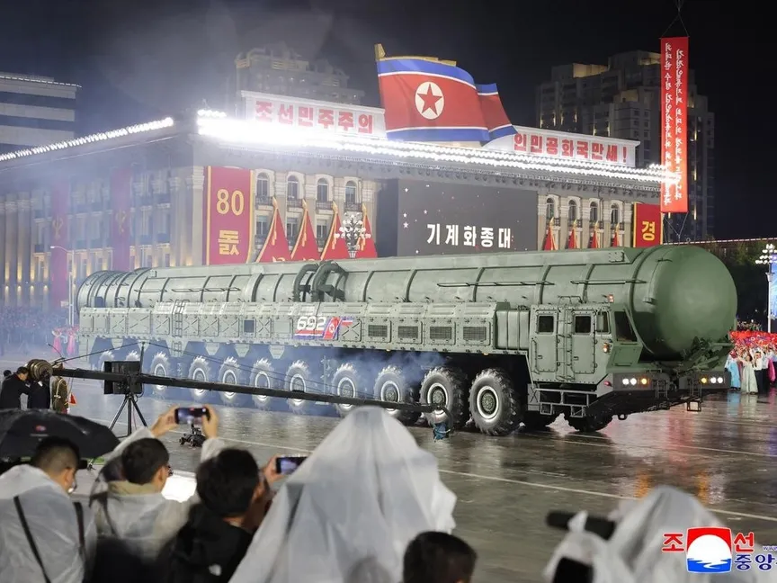 "لن نتخلى عن النووي".. بيونج يانج تبعث رسالة لواشنطن عبر عرض صاروخ باليستي