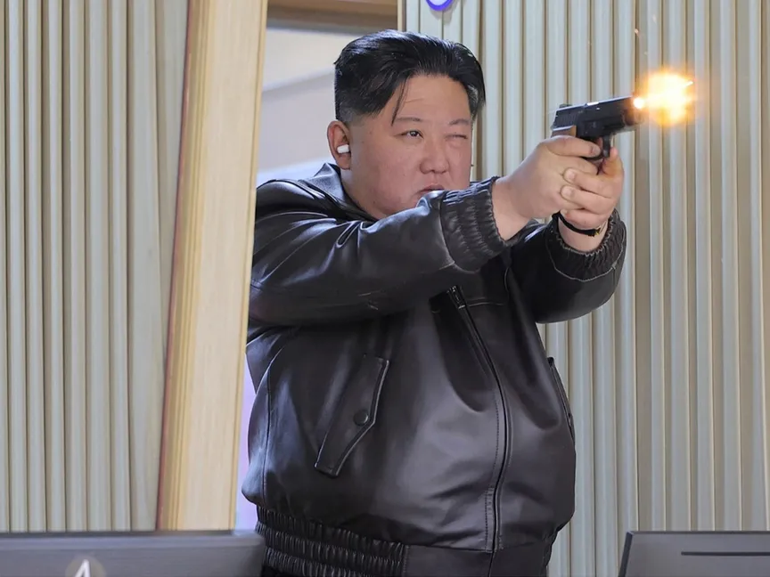 بالصور.. زعيم كوريا الشمالية وابنته يختبران مسدسات جديدة