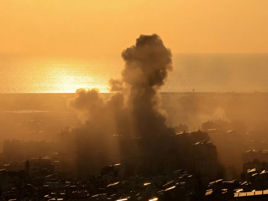 تصاعد دخان بعد غارة إسرائيلية على الضاحية الجنوبية لبيروت. 10 مارس 2026 - Reuters