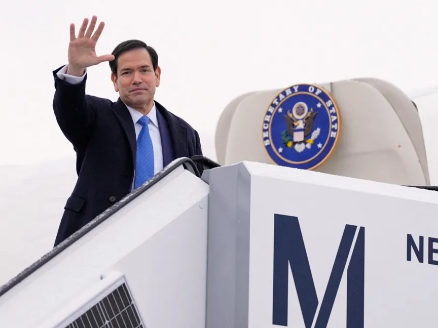 وزير الخارجية الأميركي ماركو روبيو أثناء مغادرته مطار ميونخ الدولي في ألمانيا. 15 فبراير 2026 - Reuters