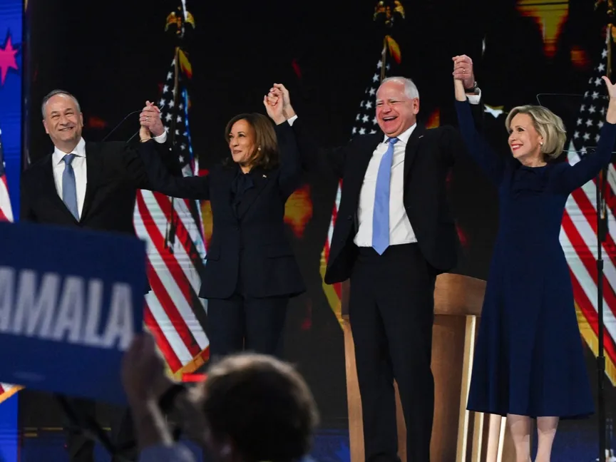 المرشحة الديمقراطية للرئاسة الأميركية كامالا هاريس وزوجها دوج إمهوف والمرشح لمنصب نائب الرئيس حاكم ولاية مينيسوتا تيم والز وزوجته جوين يقفون على خشبة المسرح في المؤتمر الوطني الديمقراطي. 22 أغسطس 2024 - رويترز