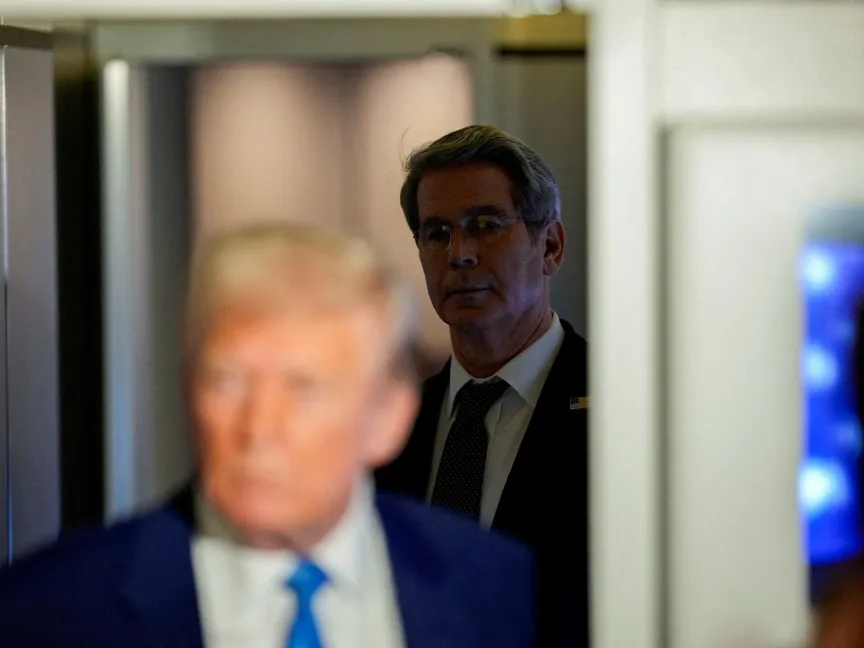 وزير الخزانة الأميركي سكوت بيسنت خلف الرئيس الأميركي دونالد ترمب على متن الطائرة الرئاسية خلال رحلة إلى قاعدة أندروز المشتركة بولاية ماريلاند. 6 أبريل 2025 - Reuters