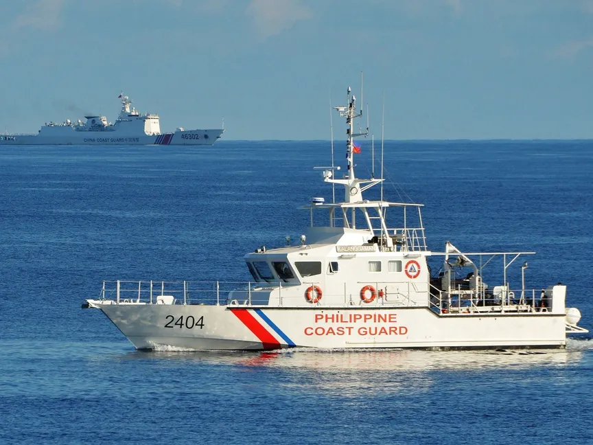 صورة أرشيفية تظهر سفينة خفر السواحل الفلبينية (على اليمين) تبحر أمام سفينة خفر السواحل الصينية بالقرب من منطقة سكاربورو شول. 14 مايو 2019 - AFP