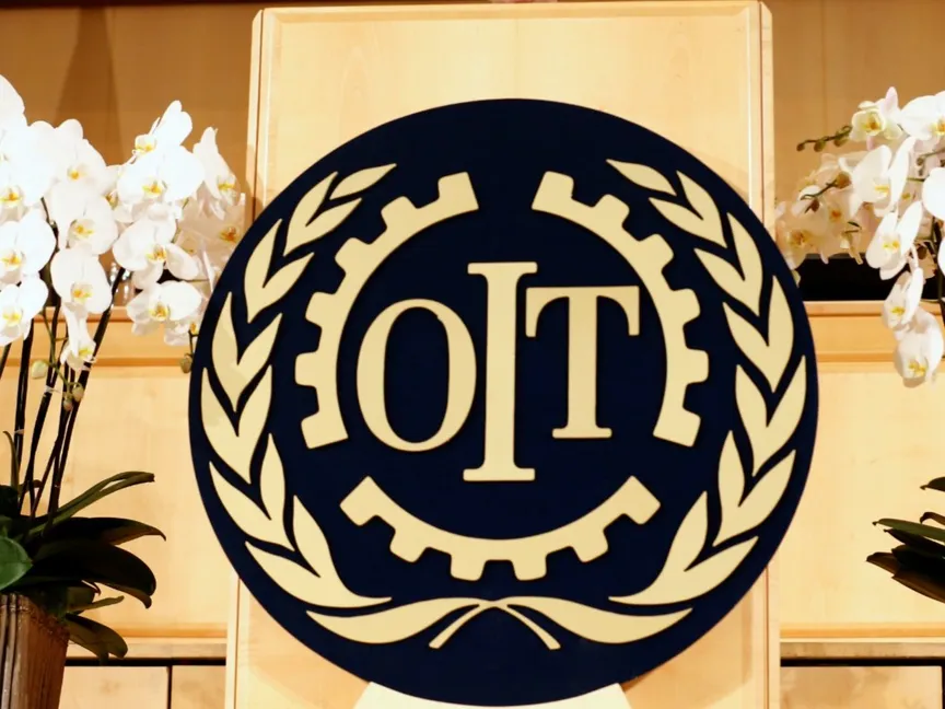 شعار منظمة العمل الدولية يظهر خلال المؤتمر السنوي للمنظمة في جنيف بسويسرا. 11 يونيو 2019 - Reuters