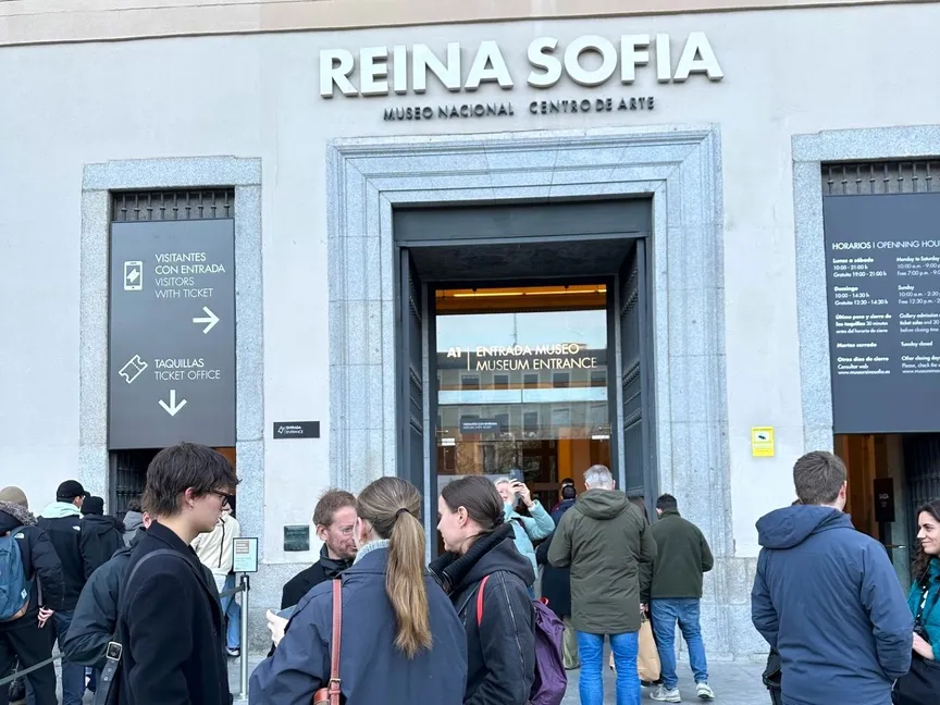 متحف "رينا صوفيا" الإسباني يطرد سائحات يحملن أعلاماً إسرائيلية