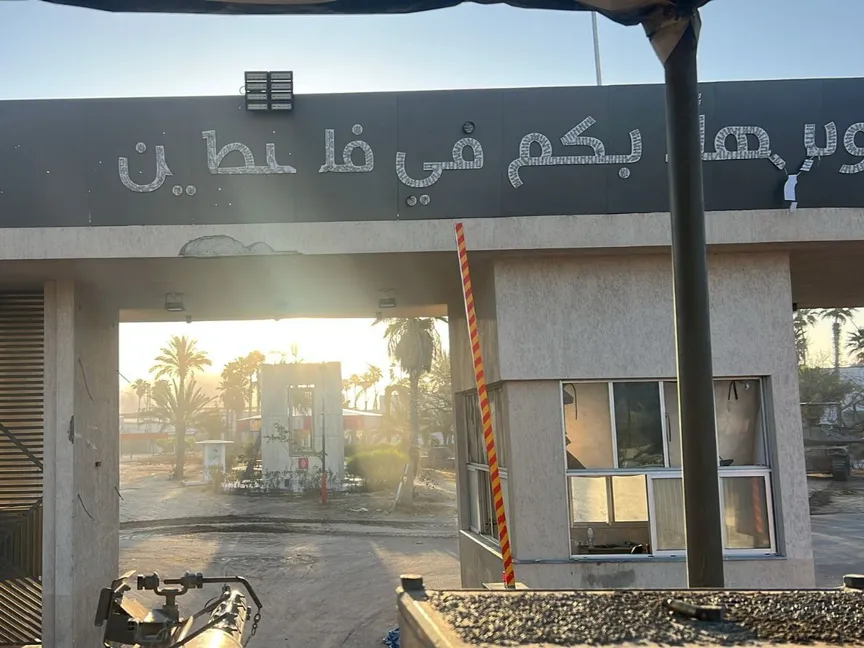 القوات الإسرائيلية تقتحم الجانب الفلسطيني في قطاع غزة من معبر رفح الحدودي مع مصر. 7 مايو 2024 - Reuters