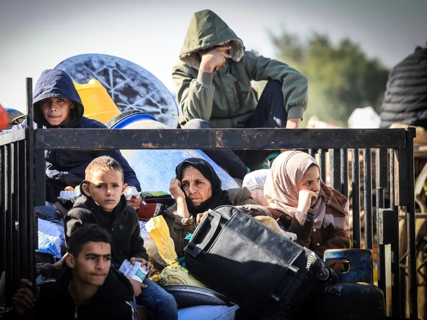 نازحون فلسطينيون يغادرون خان يونس عبر الطريق الساحلي المؤدي إلى رفح. 22 يناير 2024 - AFP