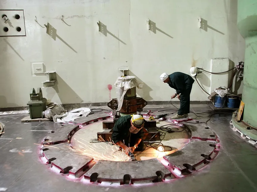 عمال روس يشاركون يشاركون في بناء أول مفاعل نووي إيران في محطة بوشهر النووية. 21 يونيو 2005 - reuters