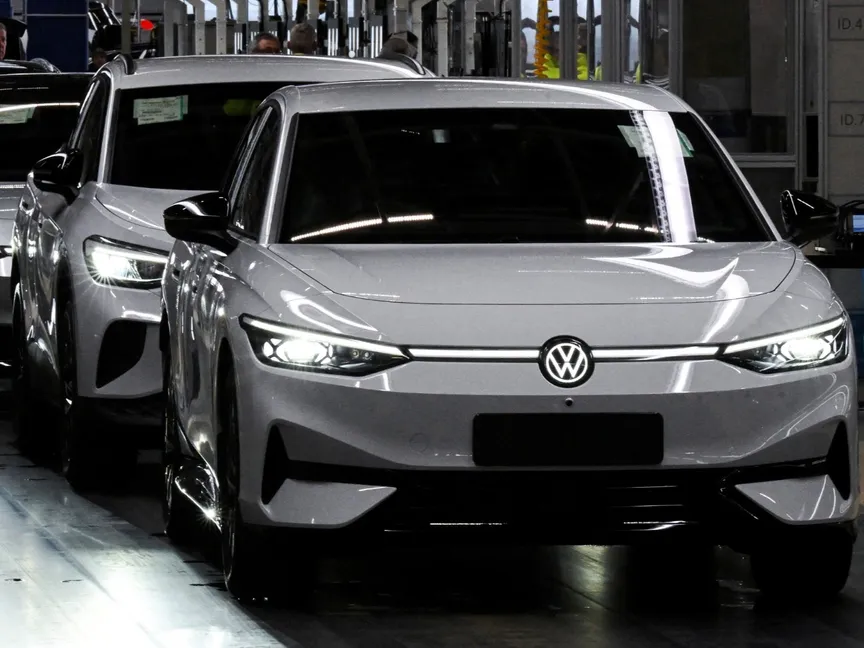 سيارات كهربائية في مصنع "فولكس فاجن" VW بمدينة إمدن الألمانية. 18 فبراير 2025 - Reuters