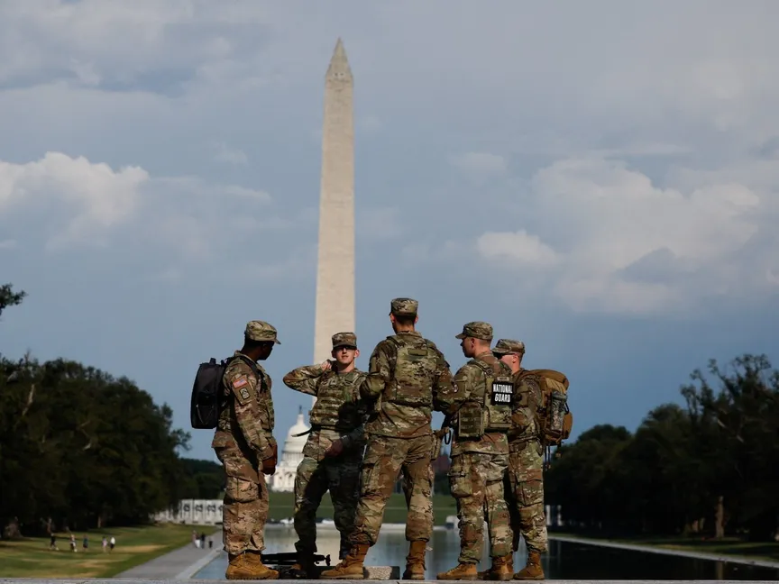 أفراد الحرس الوطني الأميركي يراقبون الوضع في المول الوطني وخلفهم نصب واشنطن التذكاري وذلك بعد أسابيع من أمر الرئيس الأميركي دونالد ترمب بزيادة تواجد قوات تطبيق القانون الفيدرالية للمساعدة في الوقاية من الجريمة، في واشنطن العاصمة، الولايات المتحدة. 4 سبتمبر 2025 - Reuters