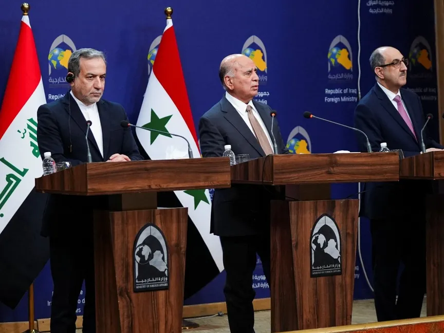 وزراء خارجية سوريا بسام صباغ (يمين) والعراق فؤاد حسين (وسط) وإيران عباس عراقجي خلال مؤتمر صحافي في بغداد. 6 ديسمبر 2024 - Reuters