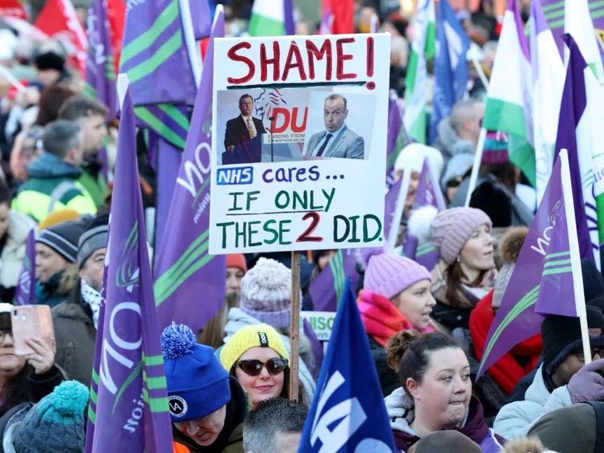 متظاهرون في بلفاست خلال الإضرابات لتحسين الأجور في جميع أنحاء إيرلندا الشمالية. 18 يناير 2024 - AFP