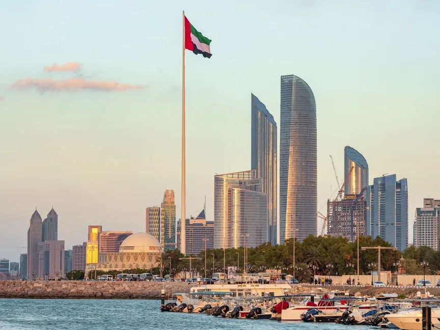 علم دولة الإمارات العربية المتحدة في العاصمة أبو ظبي. - وام