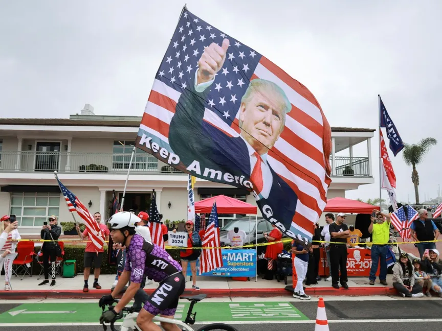 أنصار المرشح الجمهوري والرئيس الأميركي السابق دونالد ترمب يتجمعون خلال زيارته إلى كاليفورنيا لجمع التبرعات لحملته الانتخابية. 8 يونيو 2024 - Reuters
