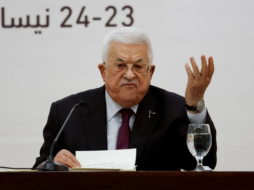 الرئيس الفلسطيني محمود عباس يعقد اجتماعا في رام الله بالضفة الغربية المحتلة. 23 أبريل 2025 - Reuters