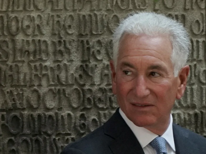 تشارلز كوشنر يحضر جنازة إيفانا ترمب زوجة الرئيس الأميركي دونالد ترمب الأولى في كنيسة سانت فنسنت فيرير، بمدينة نيويورك، الولايات المتحدة. 20 يوليو 2022. - Reuters