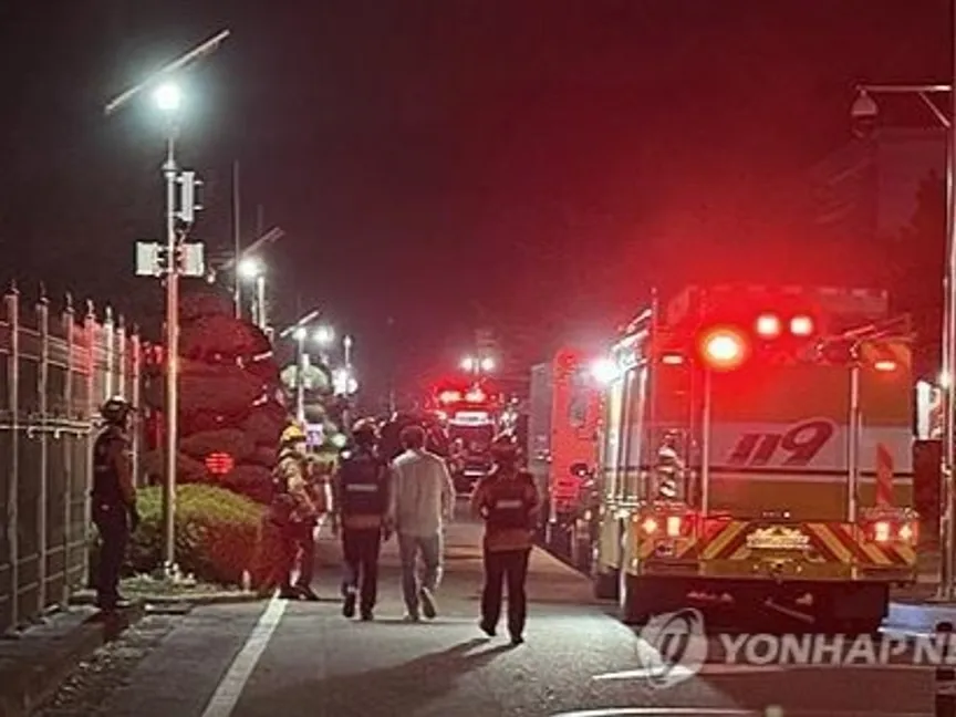 رجال الإطفاء يكافحون الحريق الذي اندلع في مركز بيانات حكومي في كوريا الجنوبية. 27 سبتمبر 2025 - وكالة يونهاب للأنباء