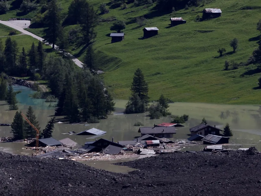 تظهر بعض المنازل المتبقية بعد أن غطى انهيار صخري وجليدي ضخم معظم قرية بلاتن، سويسرا، 29 مايو 2025. - REUTERS