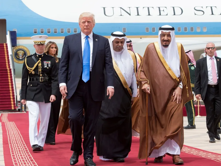 الملك سلمان بن عبد العزيز خلال استقبال الرئيس الأميركي دونالد ترمب في الرياض. 20 مايو 2017 - Reuters