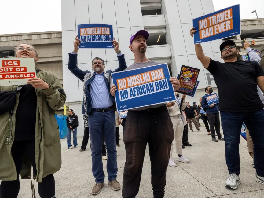 مظاهرة أمام مطار لوس أنجلوس الدولي بولاية كاليفورنيا ضد حظر السفر الذي فرضه الرئيس الأميركي دونالد ترمب. 9 يونيو 2025 - REUTERS