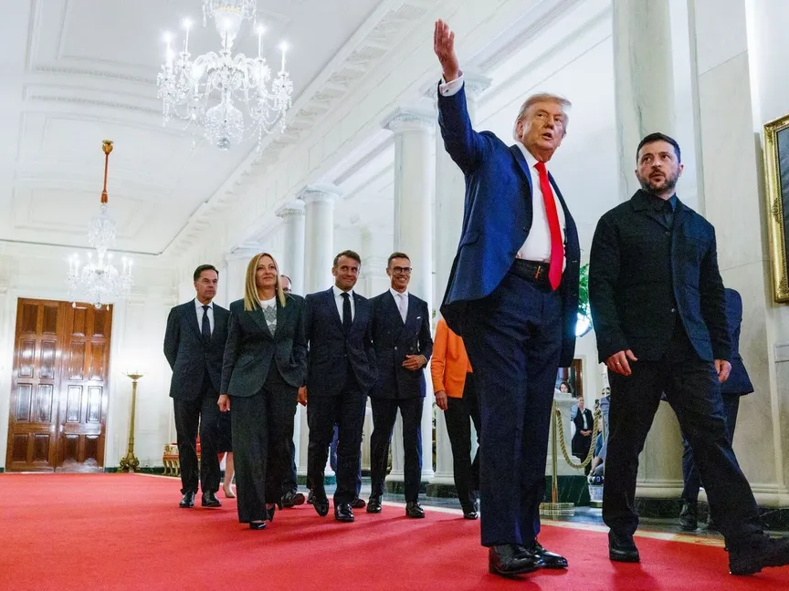 الرئيس الأميركي دونالد ترمب مع القادة الأوروبيين بعد اجتماعات في البيت الأبيض لبحث وقف حرب أوكرانيا. 18 أغسطس 2025 - Bloomberg