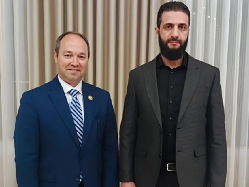 الرئيس السوري أحمد الشرع خلال لقاء عضو الكونجرس الأميركي مارلين ستوتزمان، قصر الشعب، دمشق. 21 أبريل 2025 - وكالة الأنباء السورية "سانا"