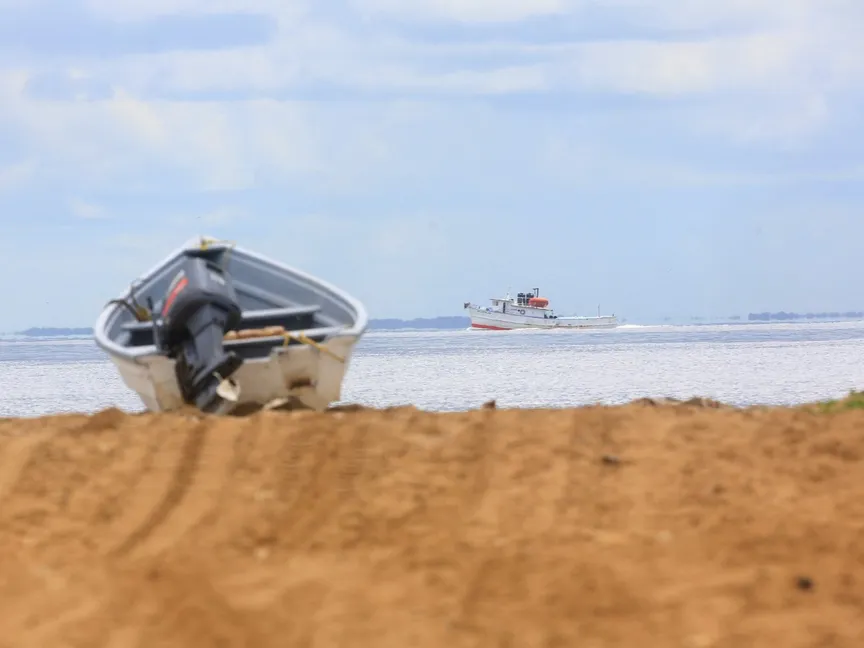 سفينة صيد تبحر عبر مضيق قناة كولومبوس بينما تزيد قوات خفر السواحل والحرس الجوي في ترينيداد وتوباجو من دورياتها وسط تصاعد التوترات بين الولايات المتحدة وفنزويلا. 19 أكتوبر 2025 - REUTERS