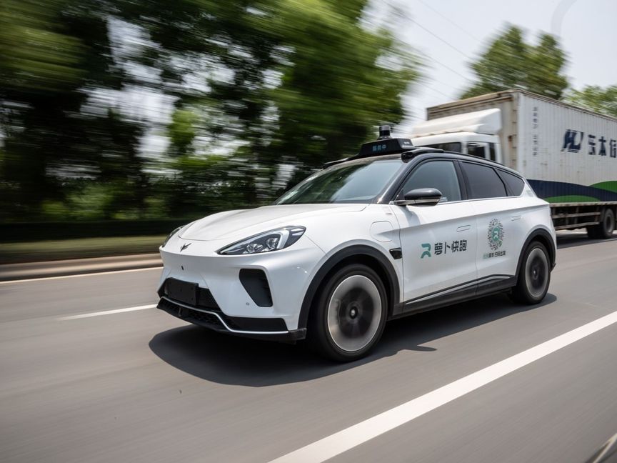 خلل تقني يعطل 100 سيارة ذاتية القيادة ويسبب شللاً مرورياً