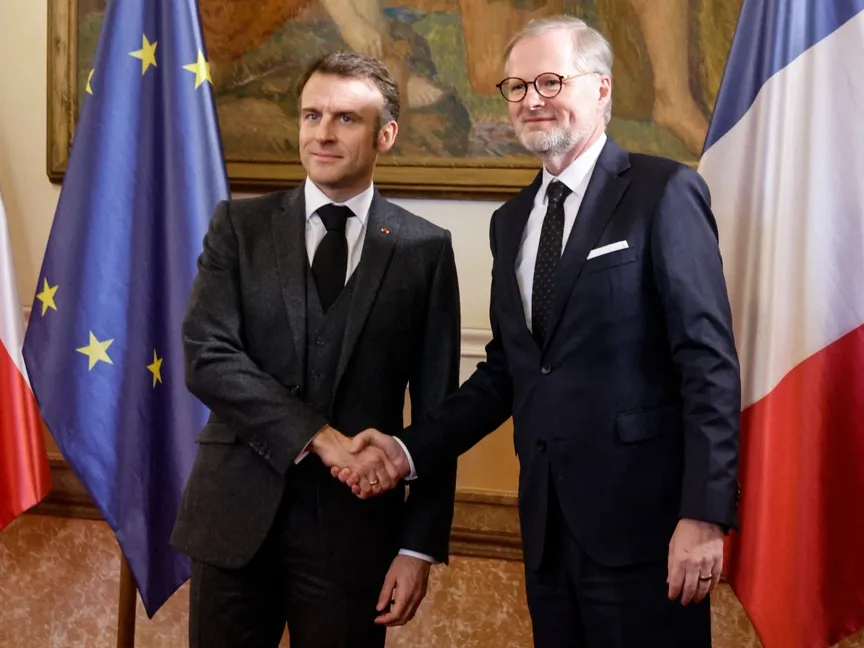 رئيس وزراء جمهورية التشيك بيتر فيالا خلال استقباله الرئيس الفرنسي إيمانويل ماكرون في العاصمة براغ، 5 مارس 2024 - AFP