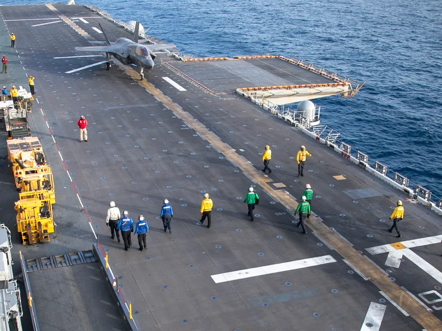 مقاتلة أميركية من طراز 'F-35B Lightning II' تابعة لسلاح مشاة البحرية على حاملة الطائرات 'USS Tripoli (LHA 7)' ضمن منطقة مسؤولية القيادة المركزية الأميركية. 11 أبريل 2026 - X/@CENTCOM