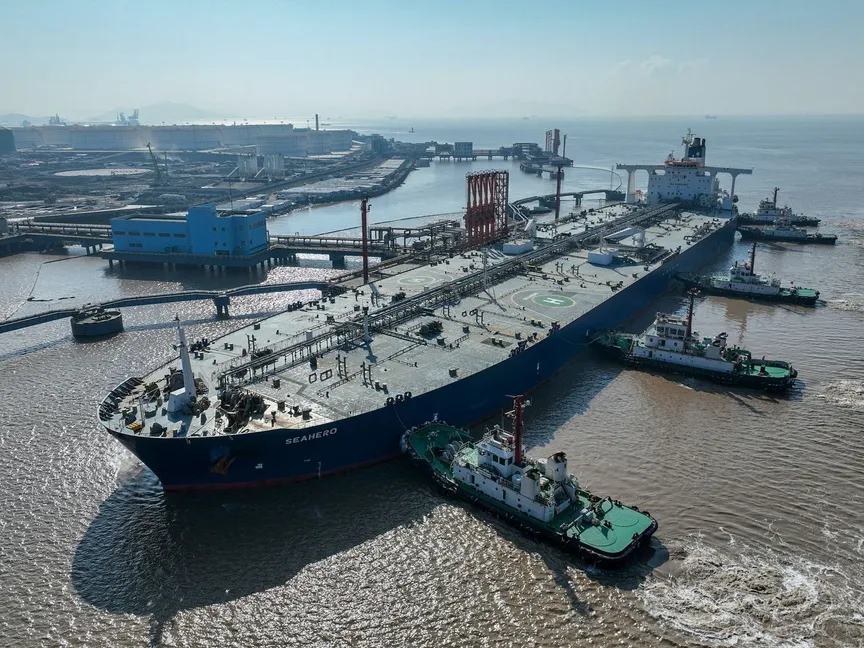 ناقلة نفط خام قبالة جزيرة في مقاطعة تشجيانج الصينية. 4 يناير 2023 - REUTERS