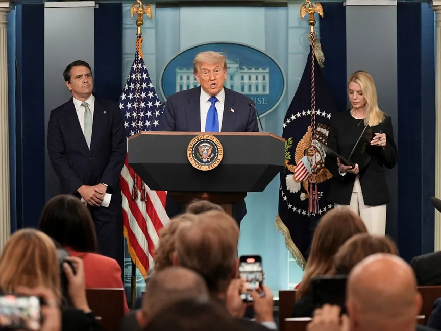 الرئيس الأميركي دونالد ترمب يتحدث إلى وسائل الإعلام في غرفة الإحاطة الصحافية بالبيت الأبيض. 27 يونيو 2025 - REUTERS