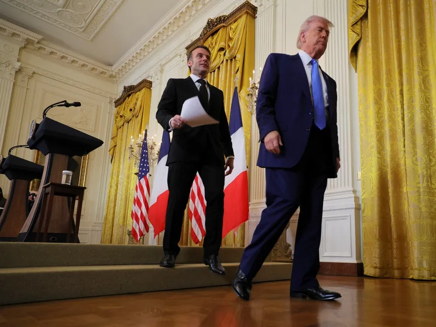 الرئيس الأميركي دونالد ترمب والرئيس الفرنسي إيمانويل ماكرون يغادران بعد مؤتمر صحفي في البيت الأبيض في واشنطن العاصمة. 24 فبراير 2025 - Reuters