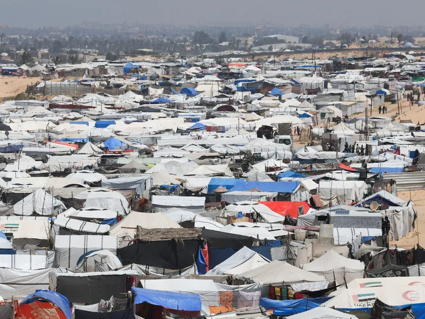 فلسطينيون نزحوا بسبب الهجوم العسكري الإسرائيلي يحتمون في مخيم بخان يونس، جنوب قطاع غزة. 17 أبريل 2025. - Reuters