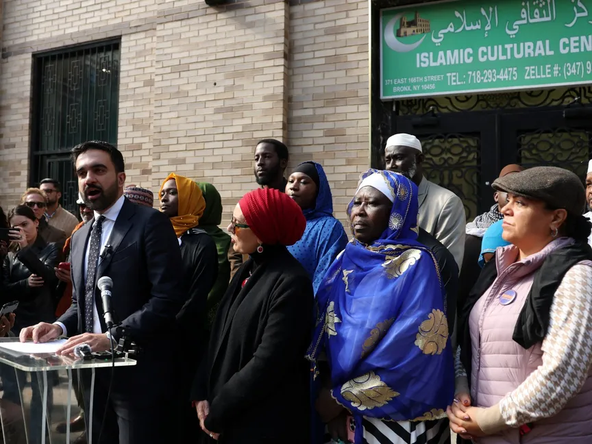 المرشح الديمقراطي لمنصب عمدة مدينة نيويورك، زهران ممداني، يدلي ببيان خارج المركز الثقافي الإسلامي في برونكس بمدينة نيويورك. 24 أكتوبر 2025 - Reuters
