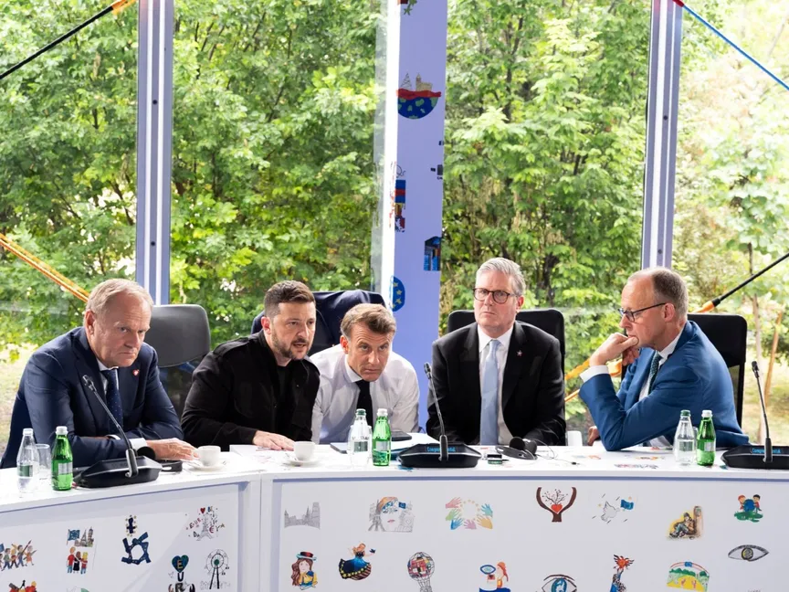 الرئيس الأوكراني رفقة نظيره الفرنسي إيمانويل ماكرون ورئيسا وزراء بريطانيا كير ستارمر وبولندا دونالد توسك ومستشار ألمانيا فريدريش ميرتس في اتصال هاتفي مع الرئيس الأميركي دونالد ترمب على هامش قمة أوروبية في ألبانيا. 10 مايو 2025 - Reuters