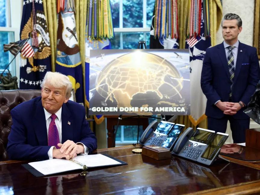 الرئيس الأميركي دونالد ترمب يعلن عن منظومة "القبة الذهبية" الدفاعي في المكتب البيضاوي بالبيت الأبيض. 20 مايو 2025 - REUTERS