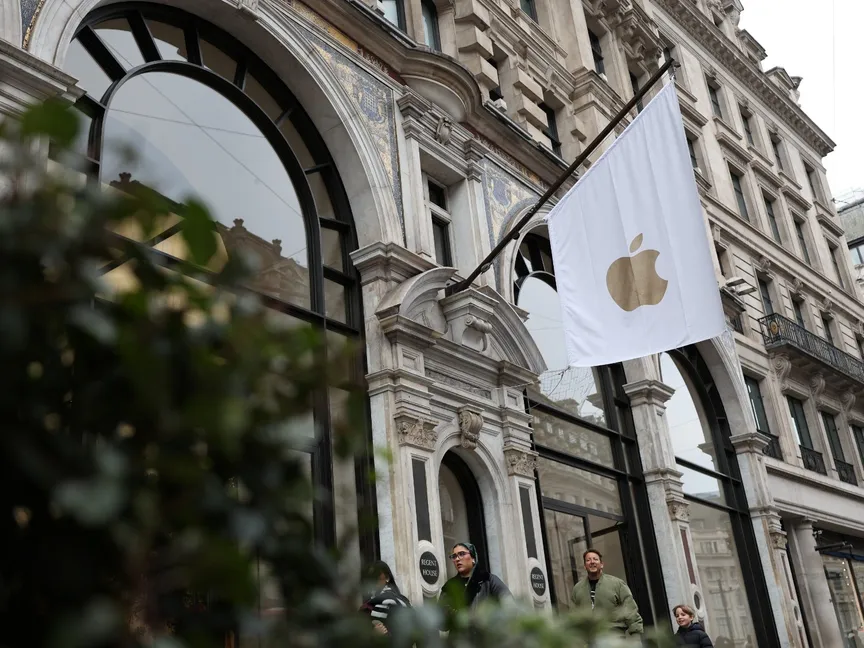 أشخاص يمرون أمام متجر أبل في لندن. 13 يناير 2025 - Reuters