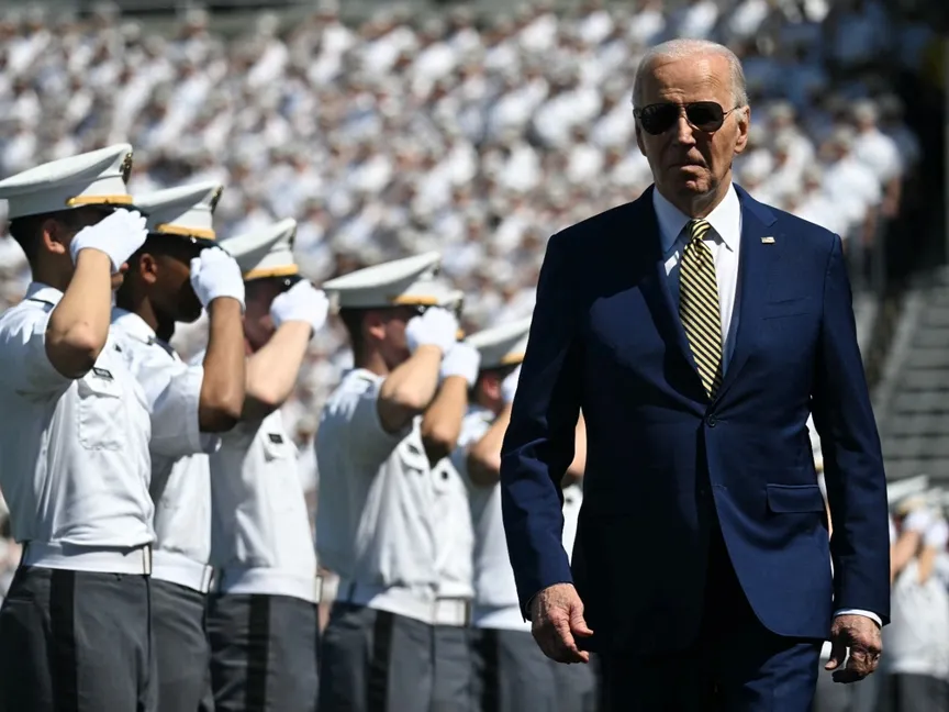 الرئيس الأميركي جو بايدن خلال حفل التخرج في الأكاديمية العسكرية الأميركية ويست بوينت. نيويورك. 25 مايو 2024 - AFP