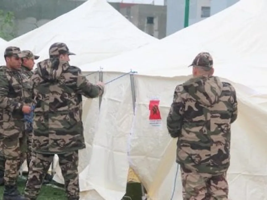 عناصر من الجيش المغربي تنصب خيمة ضمن جهود إجلاء المواطنين من مناطق الفيضانات. 30 يناير 2026 - وكالة أنباء المغرب العربي