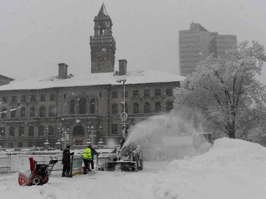 عمال يجرفون الثلوج بعد عاصفة شتوية في مقاطعة ورسستر بولاية ماساتشوستس شمال شرق الولايات المتحدة. 7 يناير 2024 - REUTERS
