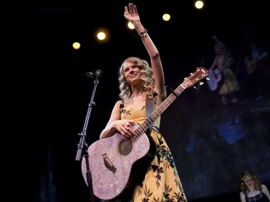 المطربة تايلور سويفت. حقق ألبومها "ايفرمور" مبيعات هي الأكبر في الولايات المتحدة خلال العام الجاري - بلومبرغ