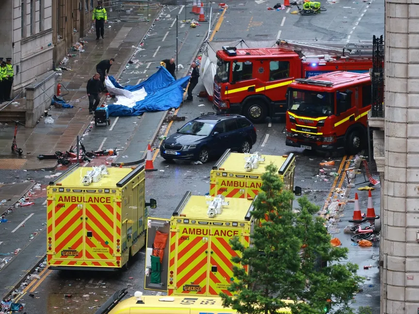 سيارات الإسعاف في مكان حادث صدم سيارة لعدة أشخاص في ليفربول. 26 مايو 2025 - REUTERS