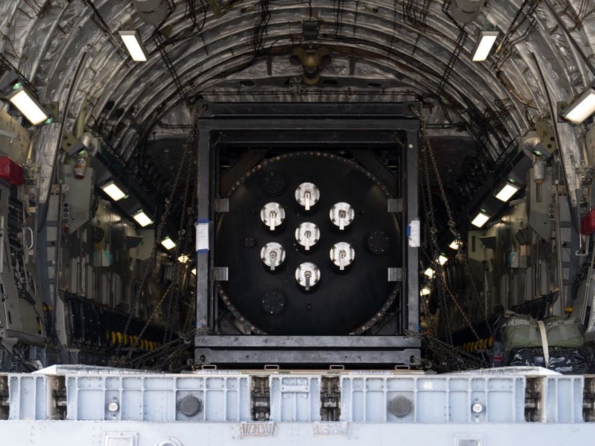 في رحلة جوية.. البنتاجون ينقل مفاعلاً نووياً من كاليفورنيا إلى يوتا لإجراء اختبارات